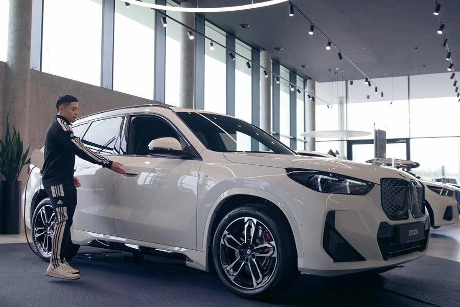 Bartłomiej Mania jako operator kamery w filmie BMW DYNAMIC MOTORS x FC Toruń