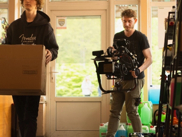 Produkcja filmu fabularnego pt: "PB95" - operator kamery w trakcie ujęcia