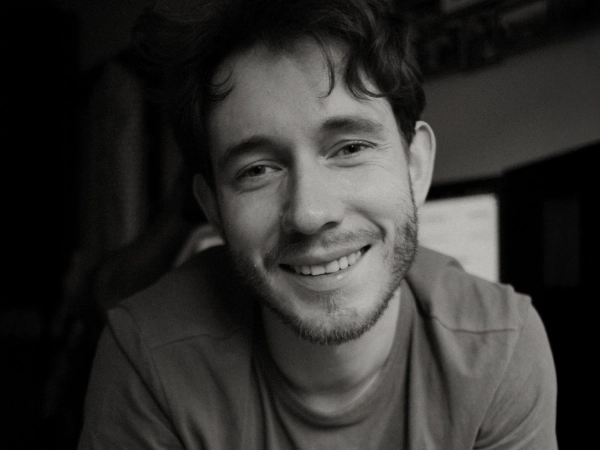 Portret Bartłomiej Mania - monochromatyczne zdjęcie