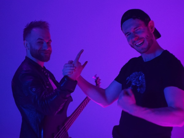 Bartłomiej Mania jako operator kamery i gitarzysta Tomek Pieprzny - making of teledysku Nali Roka & Synth Esthetics