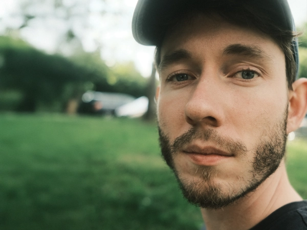 Portret Bartłomiej Mania w zielonym parku