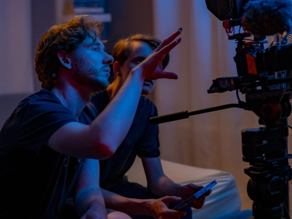 Bartłomiej Mania tłumaczący aktorowi jego rolę - making of filmu fabularnego