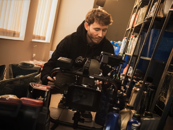 Bartłomiej Mania jako główny operator kamery Blackmagic Pocket 6k Pro
