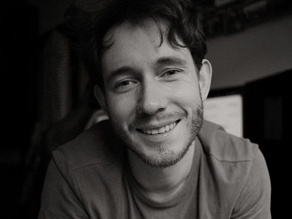 monochromatyczny portret Bartłomieja Mani