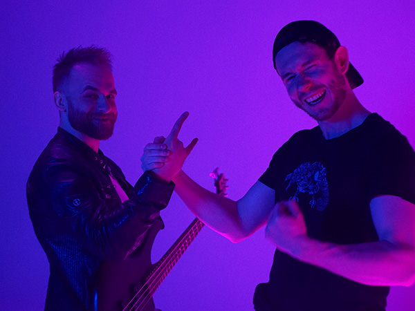 Serdeczna piona z autorem piosenki Rhythm Of Love. Plan Teledysku Synth Esthetics