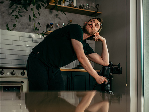 Zabawne zdjęcie Bartka Mani na planie filmu Insta Stories