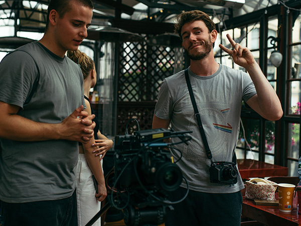 Asystent kamery Bartłomiej Mania i operator Dawid Znyk na planie filmu "Insta Stories"