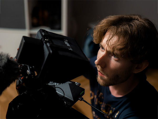 operator przy kamerze