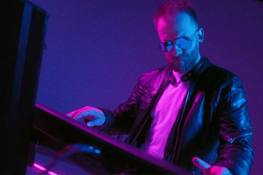 Bartłomiej Mania jako operator kamery w teledysku Synth Esthetics - Rhythm Of Love