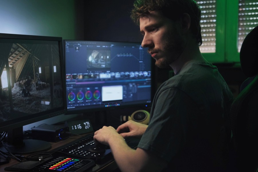 kolorysta Bartłomiej Mania w trakcie pracy